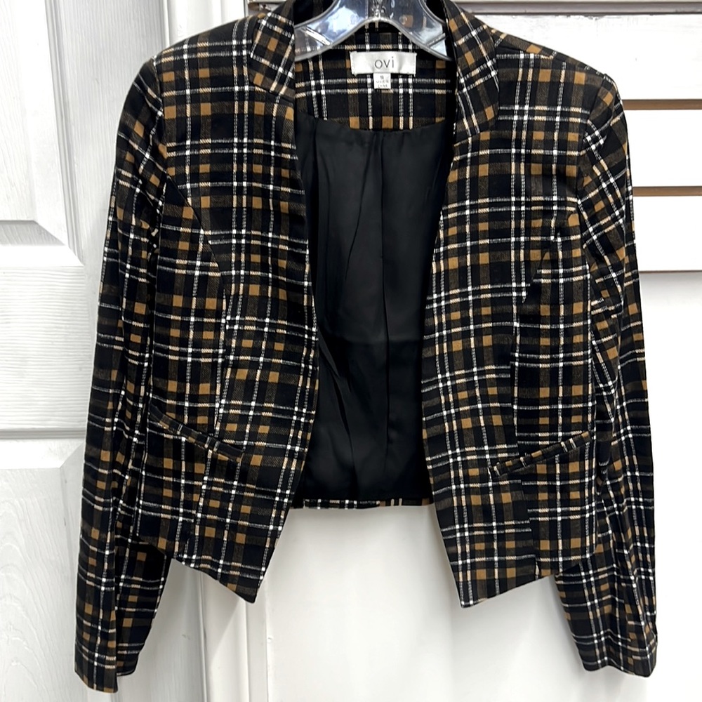 Beautiful black n brown women blazer with front small pockets